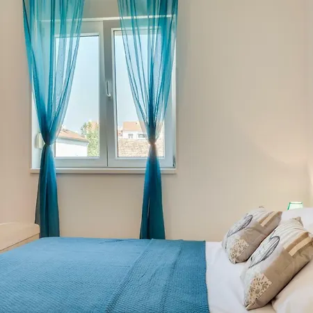 Tara Apartman *